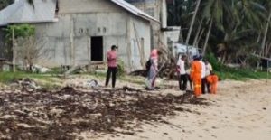Warga saat melakukan gotong royong membersihkan Pantai Tanjung Natuna.