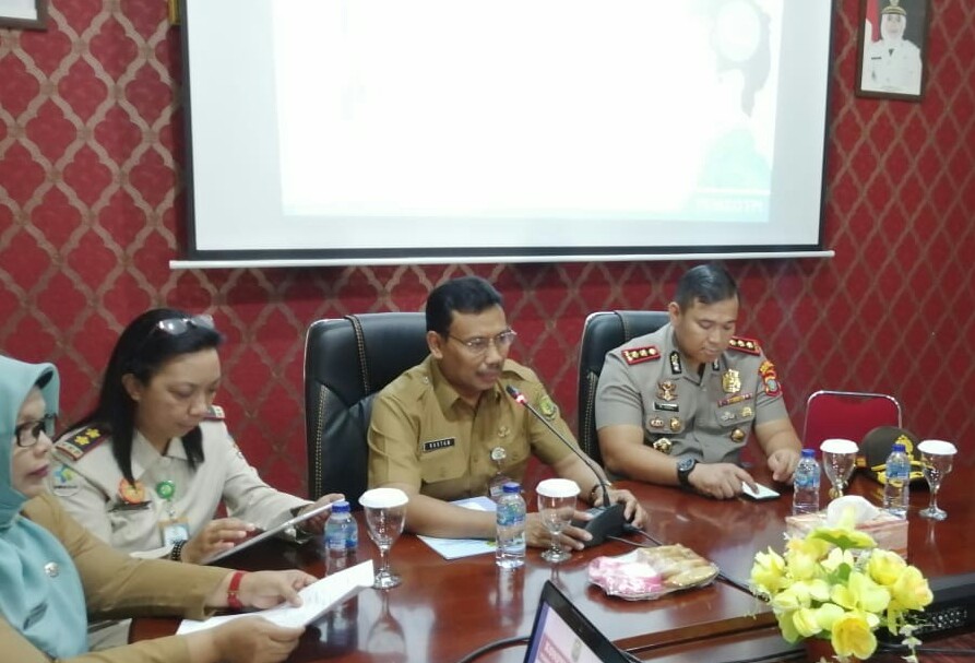 Kepala Dinas Kesehatan Kota Tanjungpinang Rustam didampingi Kapolres Tanjungpinang AKBP M. Iqbal saat konferensi pers terkait enam orang warga Tanjungpinang yang diduga terpapar virus corona.