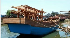 Proses pembuatan kapal kayu (foto net)