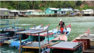 Tampak kapal kayu milik nelayan di Kecamatan Pulau Tiga, Kabupaten Natuna.