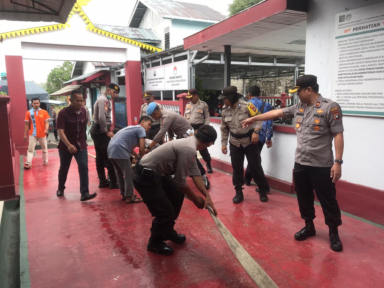 Polres Bersama BPBD Lingga Bantu Air Bersih.