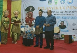 Wan Aris dan Ngesti saat menerima cinderamata dari Pengurus IPMKN Yogyakarta.