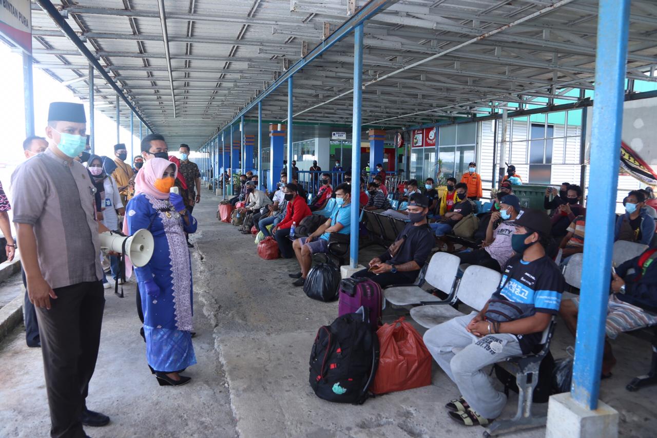 Plt Walikota Tanjungpinang, Rahma saat meninjau persiapan pemulangan 72 orang warga Sambas dan Mempawah, Kalimantan Barat melalui Pelabuhan Sri Bintan Pura, Tanjungpinang, Jumat (29/5).