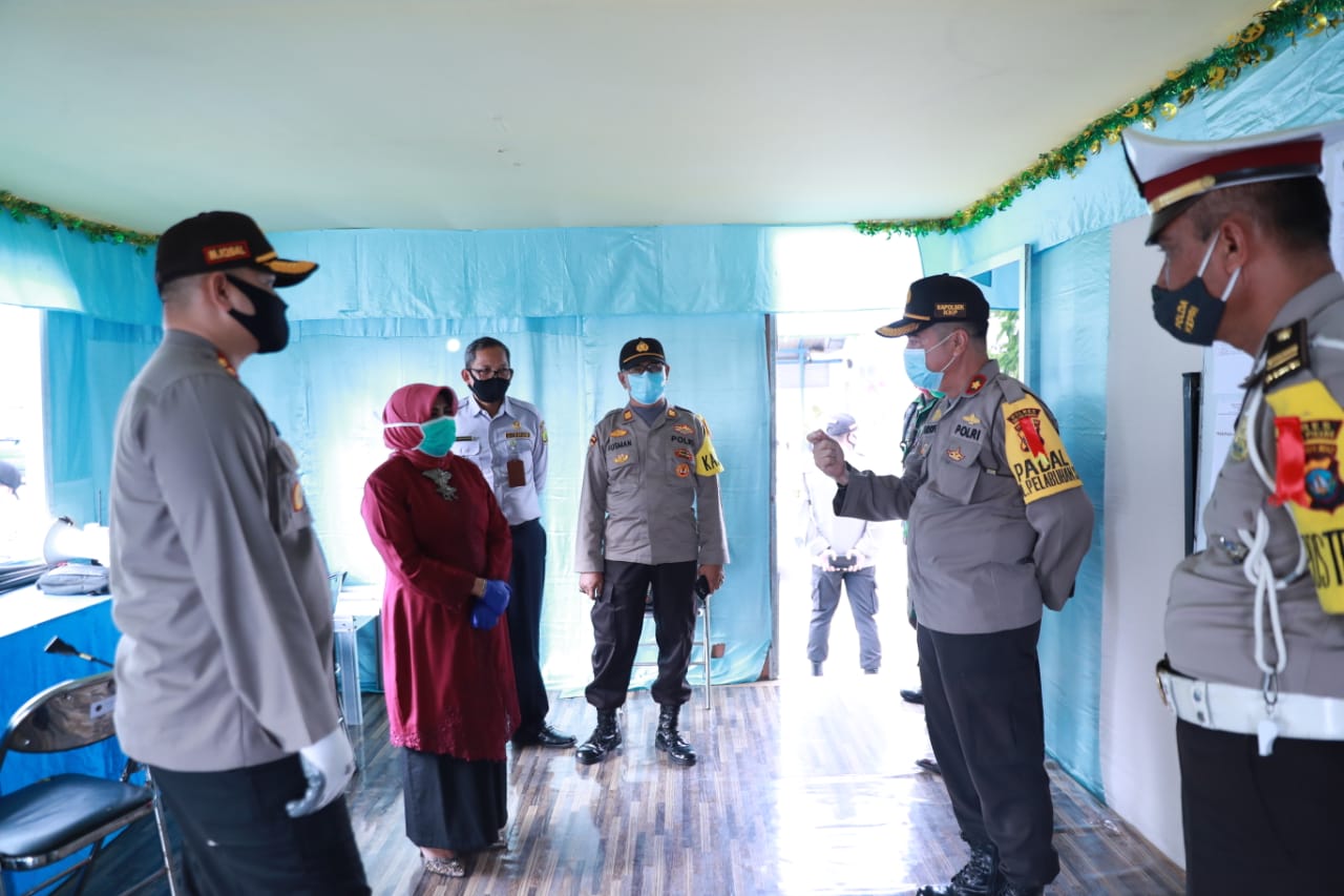 Plt Walikota Tanjungpinang Rahma saat meninjau posko Pengamanan Idul Fitri 1441 H/2020, di Tanjungpinang.