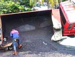 Truk Proyek Pengaspalan Jalan Tabrak Pagar Rumah Warga