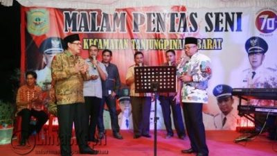 Panjat Pinang Cermin Persatuan dan Kesatuan Serta Gotong Royong