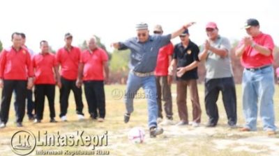 Lis Darmansyah, Walikota Tanjungpinang melakukan penendangan bola pertama pada LPM Cup tahun 2015, (30/8).