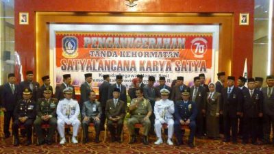 Gubernur Kepri M Sani, memberikan anugerah tanda kehormatan, SLKS kepada 146 PNS. (13/08)