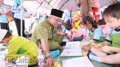 Lis Darmansyah, Walikota Tanjungpinang embaur bersama anak-anak PAUD, (31/8).