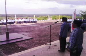 Saidir, SE, Camat Bunguran Selatan selaku Inspektur upacara pada HUR RI Ke-70 (17/08). Foto herman