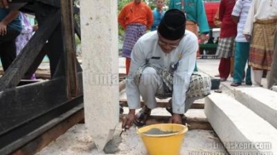 Sekda Letakkan Batu Pertama Renovasi Masjid Jami’ Miftahul Falah