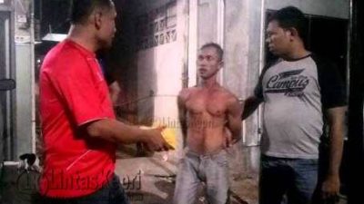 AKP P Tarigan SH, Kapolsek Tanjungpinang Barat (baju Merah) saat mengamankan Lelaki mabuk, (28/09)