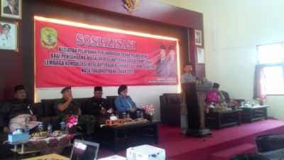Drs H Surjadi MT, Kepala Dinas Sosial dan Tenaga Kerja Kota Tanjungpinang saat memberikan kata sambutan dai acara sosialisasi pelayanan perlindungan sosial, (21/9).