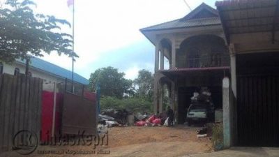 Gudang penimbunan barang bekas di batu 8 atas