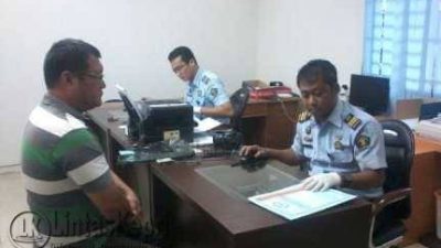 Petugas kantor Imigrasi Kelas I Kota Tanjungpinang, melayani warga yang sedang membuat Passport, (29/09).