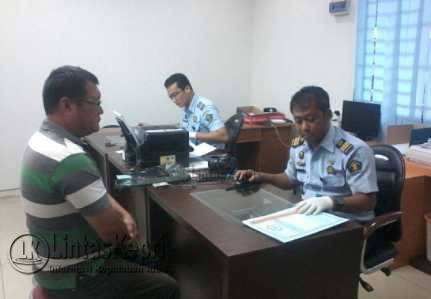 Petugas kantor Imigrasi Kelas I Kota Tanjungpinang, melayani warga yang sedang membuat Passport, (29/09).