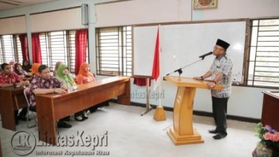 Lis Darmansyah, Walikota Tanjungpinang saat memberikan sambutan dipelatihan daur ulang limbah beserta fasilitasi peralatan penunjang produksi bagi pelaku Industri Kecil dan Menengah, (16/9).