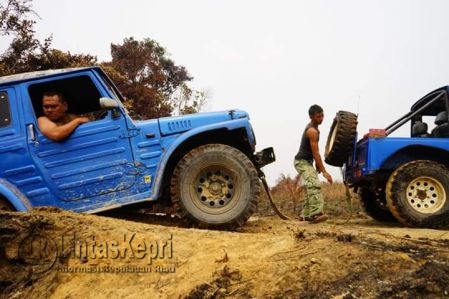 Aliasar Alias Kumis, anggota BJC saat menjelajahi kawasan hutan Singgiling, Kabupaten Bintan, (13/09).