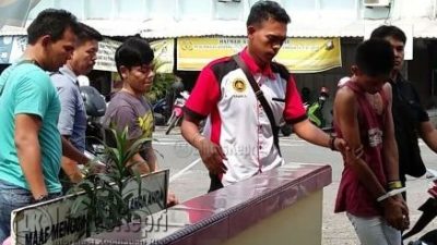 Tiga pelaku tindak pidana curat, spesialis toko maupun konter ponsel, yang beraksi di 10 TKP diringkus Kepolisian Sektor Kota Tanjungpinang, (19/08).