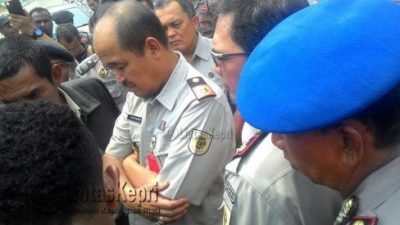 Ariwibowo, Kakanwil BPN Kepri tertunduk dikerumunan warga Km 15 yang sedsang unjuk rasa (08/09)