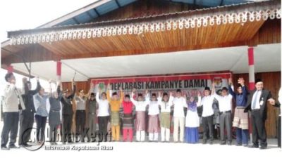 5 pasang cabub dan cawabub kabupaten natuna lakukan aksi damai (3/9).Foto: Herman