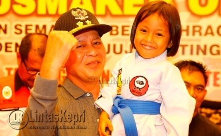 H. Syahrul, S.Pd, Wakil Walikota Tanjungpinang, menggendong seorang peserta karate tingkat pelajar SD, (12/09)