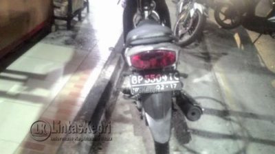 Mobil yang dikendarai wanita keturunan Tionghoa yang menyerempet seorang pemuda di samping hotel Paradise, (09/09)