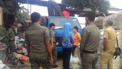 Petugas dari BLH didampingi Sanggota Satpol PP Kota Tanjungpinang, mengecek izin penyimpanan barang bekas, (17/09).