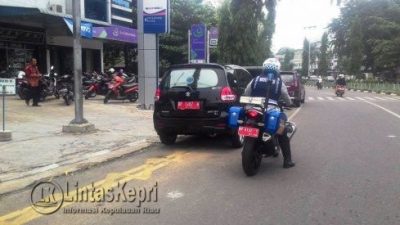 Petugas dishubkominfo Kota Tanjungpinang mengusir mobil Dinas Pemprov Kepri, (17/09)