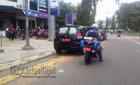 Petugas dishubkominfo Kota Tanjungpinang mengusir mobil Dinas Pemprov Kepri, (17/09)