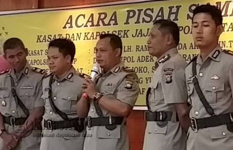 Lima perwira yang disrtijab di Polres Tanjungpinang (10/09).