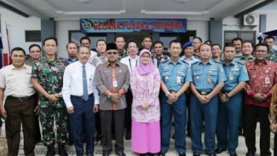 Walikota Tanjungpinang H. Lis Darmansyah, foto bersama personil Wing Udara 2 ibu-ibu Jalasenastri, (07/10).