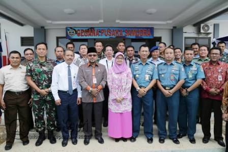 Walikota Tanjungpinang H. Lis Darmansyah, foto bersama personil Wing Udara 2 ibu-ibu Jalasenastri, (07/10).