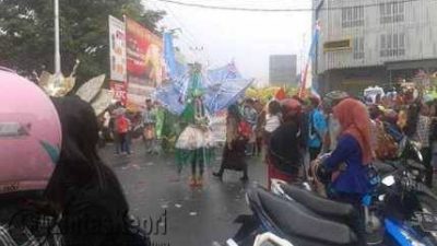 Walau hujan dan macet, Warga padati jalan saksikan Festival Budaya Melayu, (26/10).