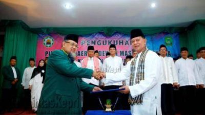 H. Huzrin Hood (Kiri),Ketua Umum DMI Provinsi kepri menyerahkan SK pengangkatan terhadap H. Syahrul (Kanan), S. Pd, sebagai Ketua Umum DMI Kota Tanjungpinang masa bakti 2015-2020, (15/10).