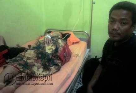 Supandi sedang mendampingi istrinya, di ruangan Cepaka RSUD Tanjungpinang, (26/10).