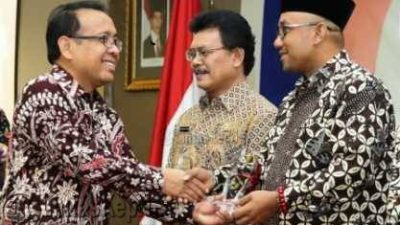 Pratikno, Menteri Sekretaris Negara menyerahkan Piagam Inovasi Administrasi Negara (INAGARA) kepada Lis Darmansyah, Walikota Tanjungpinang, (28/10).