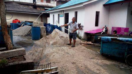 Alimin alias Awang, Ketua P2KAPL menimbun lapak jualannya dan jalan masuk Akau Potong Lembu karena becek oleh bekas adukan semen proyek"siluman", (29/10).