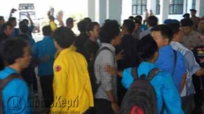 Demo Terkait Robohnya Jembatan I Dompak, Mahasiswa Bentrok Dengan Polisi