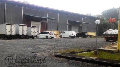 Komplek Pergudangan Bulog Divre Riau dan Kepri Sub Divre Tanjungpinang Melayu Kota Piring, yang beralamat di jalan Gatot Subroto Kilometer 5 bawah