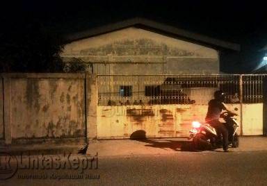 Gudang yang diduga melakukan pengoplosan gas di gerebek tim Buser Reskrim Polres Tanjungpinang (01/10).