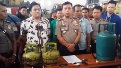 AKBP Kristian Parluhutan Siagian S Ik M Si, Kapolres Tanjungpinang, saat ekpos penggerebekan gudang pengoplos Gas, (2/10)