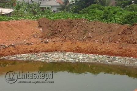 Sampah menumpuk di permukaan kolam resapan air di Jalan Perintis Kelurahan Sei Jang Tanjungpinang, Senin (12/10). Foto : SYAH