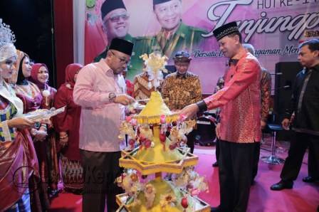 Pemotongan tumpeng oleh Walikota Tanjungpinang, Lis Darmansyah, yang kemudian diberikan kepada Pejabat Gubernur Kepri, Agung Mulyana, di malam puncak HUT Ke-14 Kota Otonom Tanjunghpinang, (17/10).