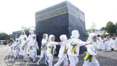 Para anak terlihat gembira dan bersemangat mengikuti Manasik Haji Cilik, (07/10).