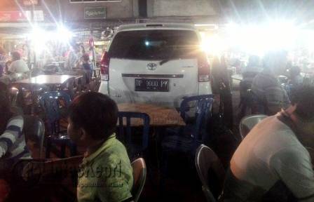 Sebagian pedagang Akau Potong lembu tidak bisa menggelar meja dan mengakibatkan merugi karena mobil ini parkir hingga malam, (24/10).