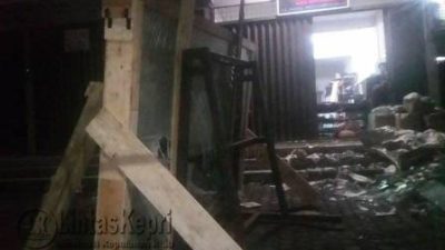 Toko Kaca dan Almunium, Sinar Alum, di Jalan Gatot Subrotot Subroto batu 5 bawah, dimana kedua korban bekerja dan tertimpa kaca.