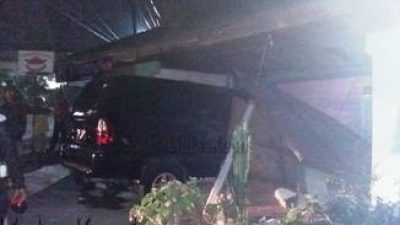 Mobil Isuzu Panther yang menabrak kios tukang gigi di Jl A Yani, (21/10)