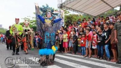 Salah satu penampilan peserta pawai budaya, (27/10).