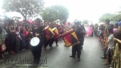 Organisasi Kerukunan Keluarga Tiku Pariaman (KKTP) Tanjungpinang, enunjukan kebolehannya berain Gendang Tambur saat Pawai Pembangunan, (27/10).